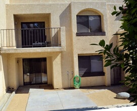 Building Photo - 200 E Racquet Club Rd