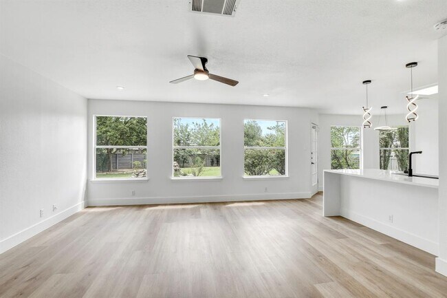 Foto del edificio - 16803 Bailey Jean Dr