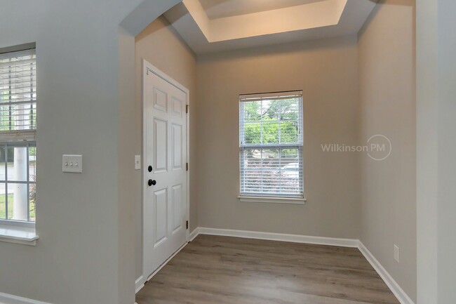 Building Photo - Very Nice End Unit 3/2.5 Townhome, Fresh &...