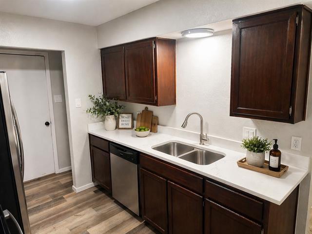 Foto del edificio - 517 Signal Hill Ct S