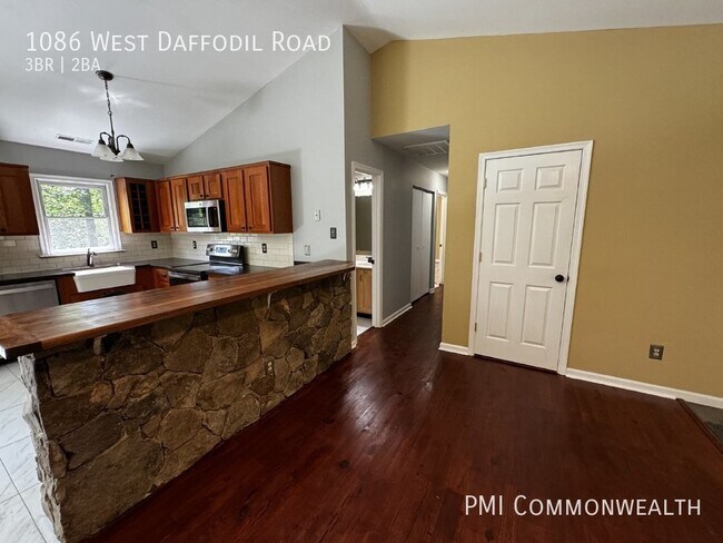 Building Photo - 3 Bed / 2 Bath Single Family (Available Now)
