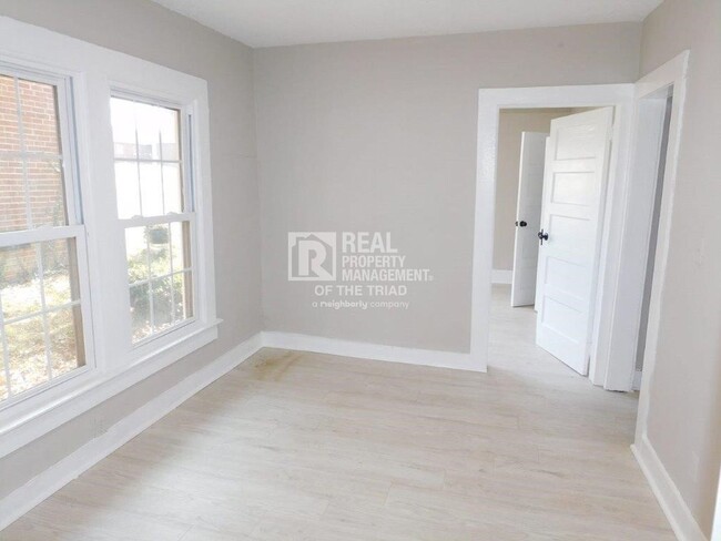 Building Photo - MOVE IN SPECIAL - Cute 2 Bedroom/1 Bath Ho...