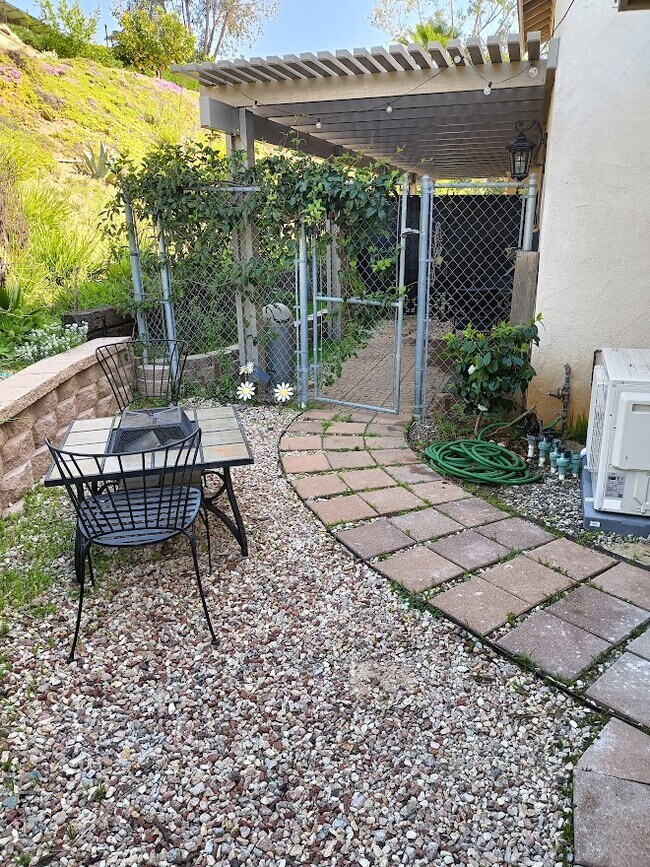 Building Photo - 1620 1/2 York Dr