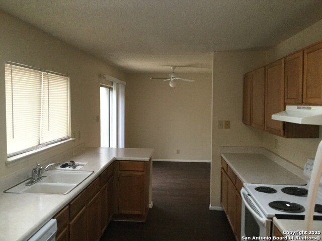 Building Photo - 9202 Ridge Post