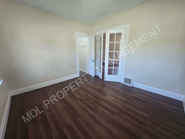 Building Photo - 2120 Stark St