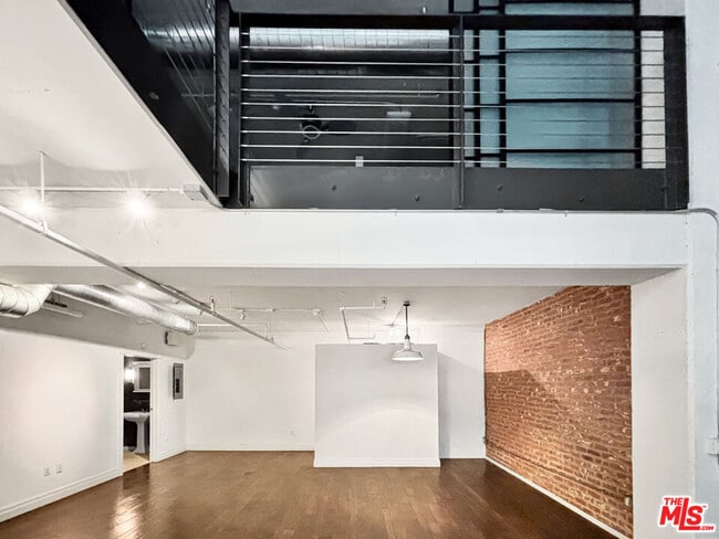 Building Photo - 510 S Hewitt St