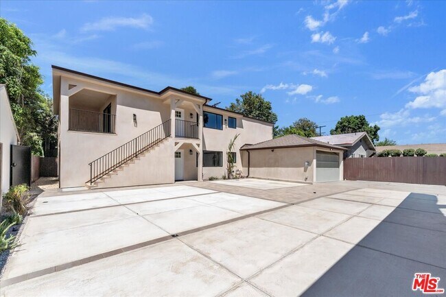 Foto del edificio - 6913 1/2 Encino Ave