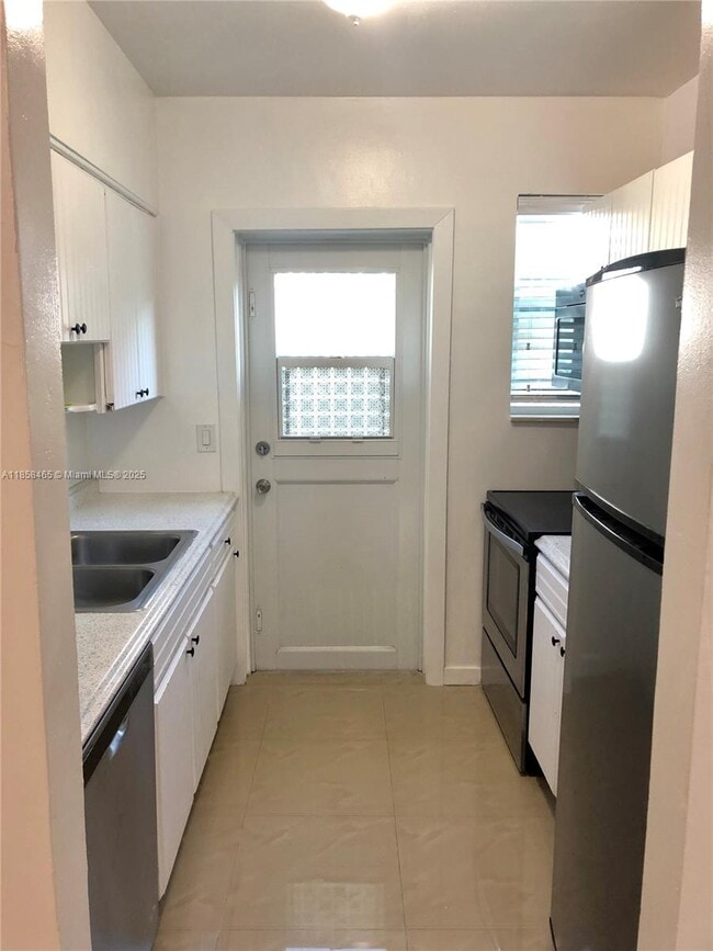 Building Photo - 8227 Crespi Blvd