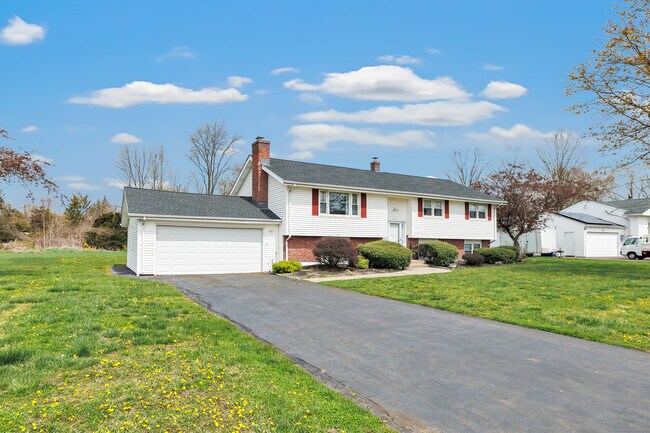 Building Photo - 34 Manor Dr