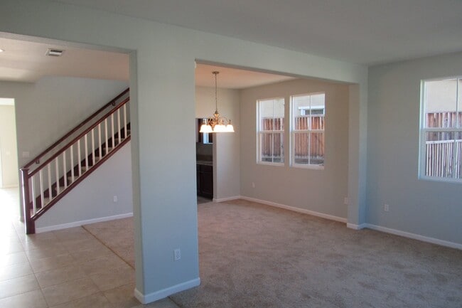 Building Photo - Gorgeous 4 Bed/2.5 Bath in Perfect Pittsburg Location