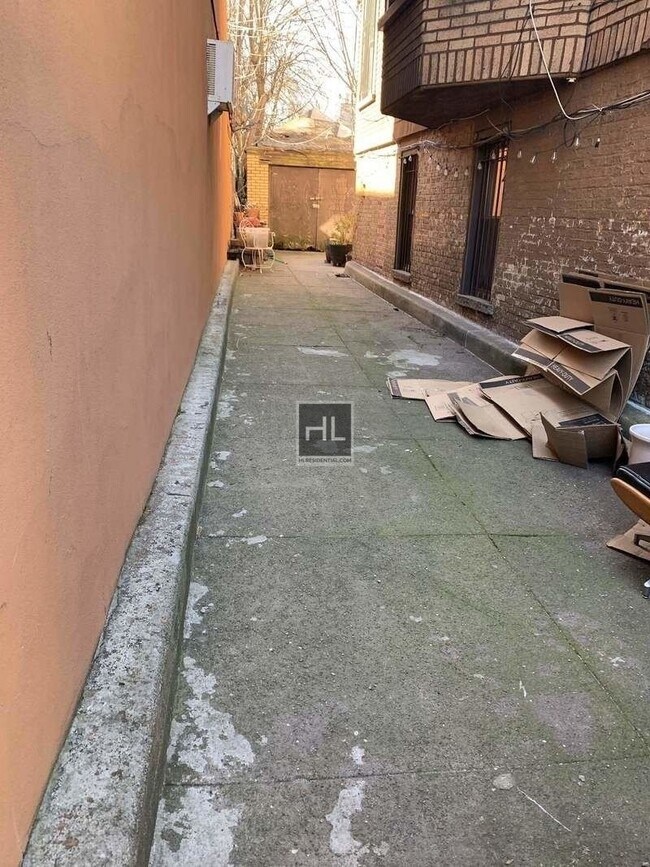 Building Photo - Garden 2 bedroom with Parking Spot!