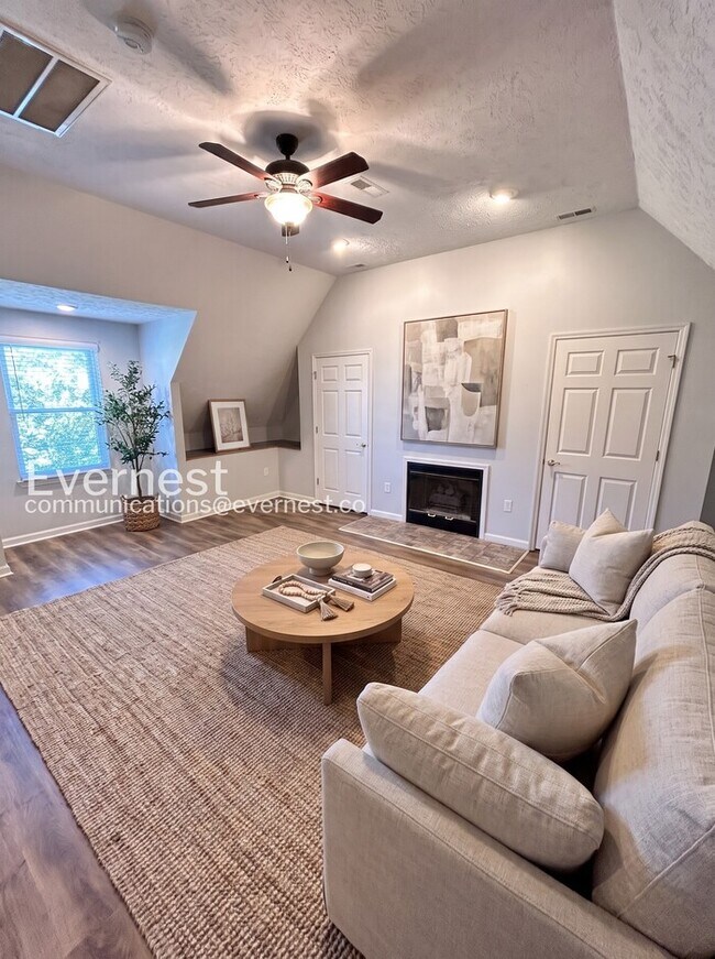 Foto del edificio - 3 Bed, 3.5 Bath Home with Modern Amenities / Pet-Friendly / Coming Soon!