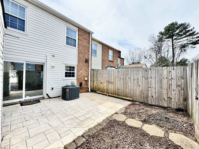 Foto del edificio - READY NOW!! Fenced Patio - Pet Friendly - Over 1,500 Square Feet!!