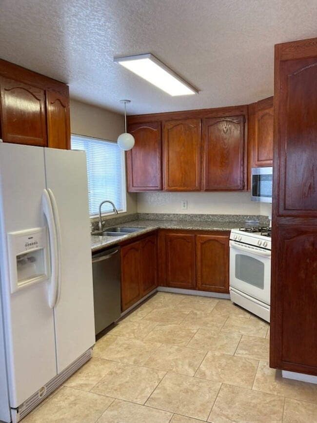 Building Photo - **Your Home in Windsor!!**