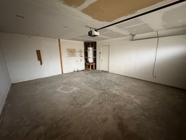 Foto del edificio - SE Tulare Home Near Shopping Center Rent Ready!