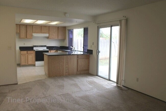 Building Photo - Spacious 4 bedroom home