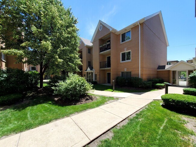 Building Photo - 8700 W Evelyn Ln