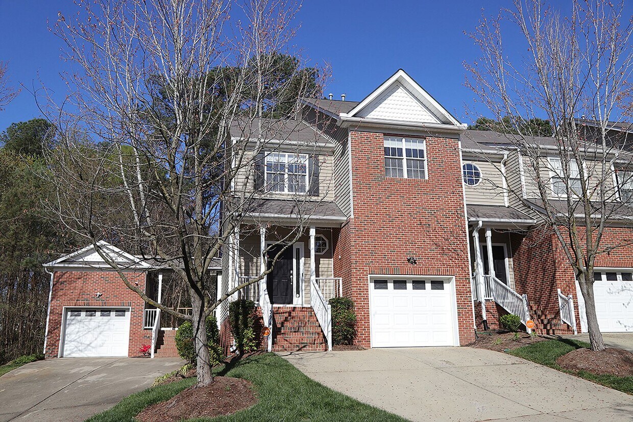 Foto principal - Spacious Townhome in Prime North Raleigh Location