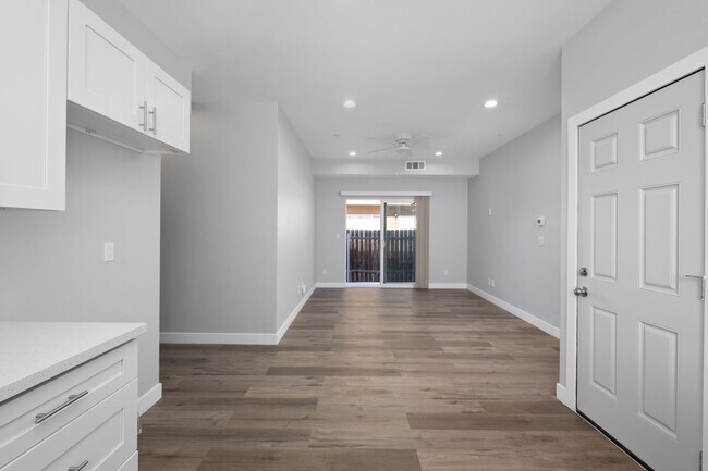 Foto del edificio - 7915 Milton Ave