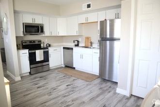 Building Photo - 437 E Kelso St