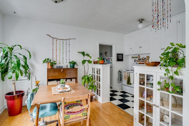 Dining - 2790 Xerxes Ave S
