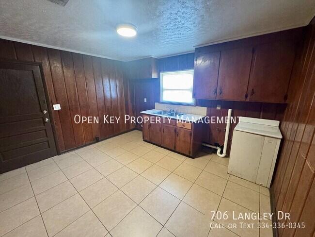 Foto del edificio - 706 Langley Dr