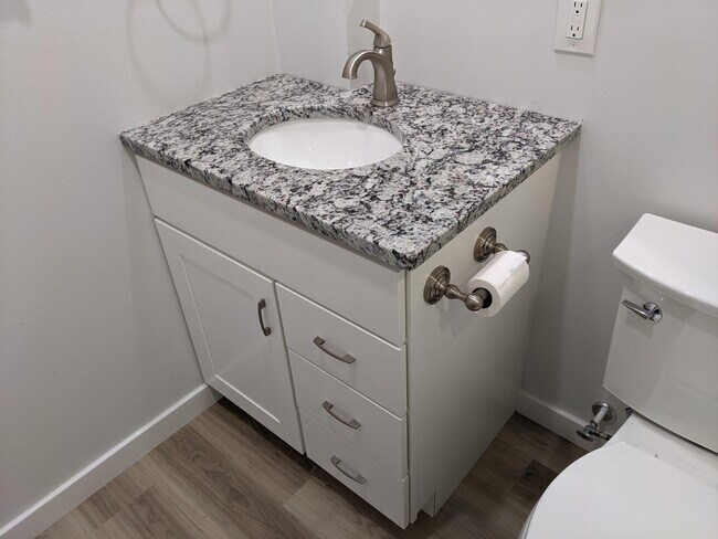 Mueble de baño - 522 E College Ave