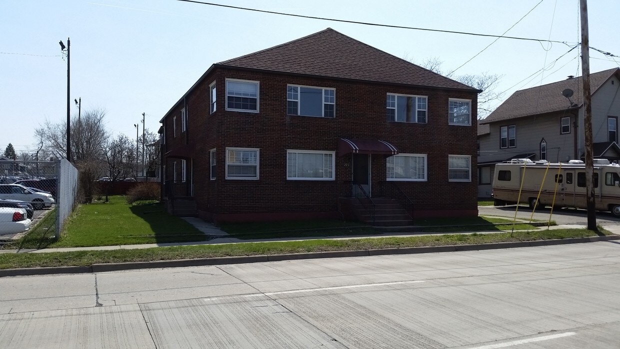 Primary Photo - 223 W Washington Ave