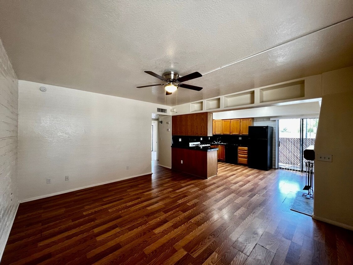 Charming 2 Bedroom Townhome with Private 2... - Charming 2 Bedroom Townhome with Private 2...