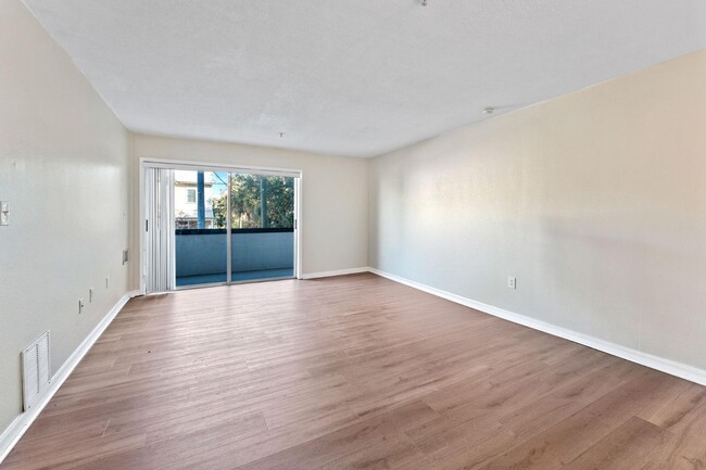 Building Photo - 406 W Azeele St