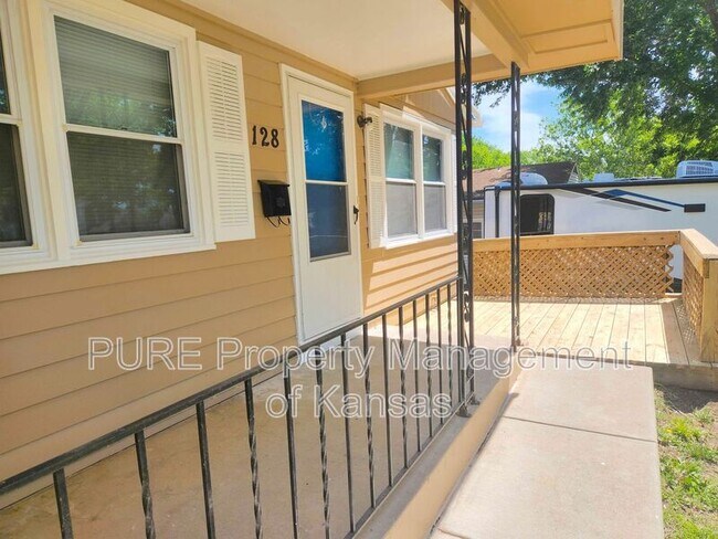 Building Photo - 128 SW 40th Terrace
