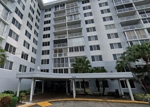 Building Photo - 4200 Hillcrest Dr