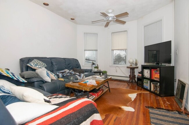 Allston 3 Bed – 1,100 Sq Ft – Heat Included – Deck/Porch – 9/1 - Allston 3 Bed – 1,100 Sq Ft – Heat Included – Deck/Porch – 9/1 Apartment
