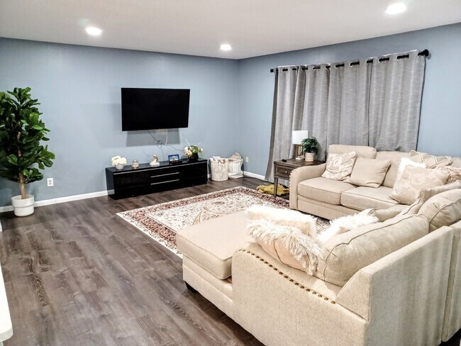 Building Photo - 5 Bedroom 3 Bath in Beautiful Apple Valley