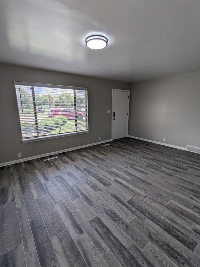 Building Photo - 1100 E