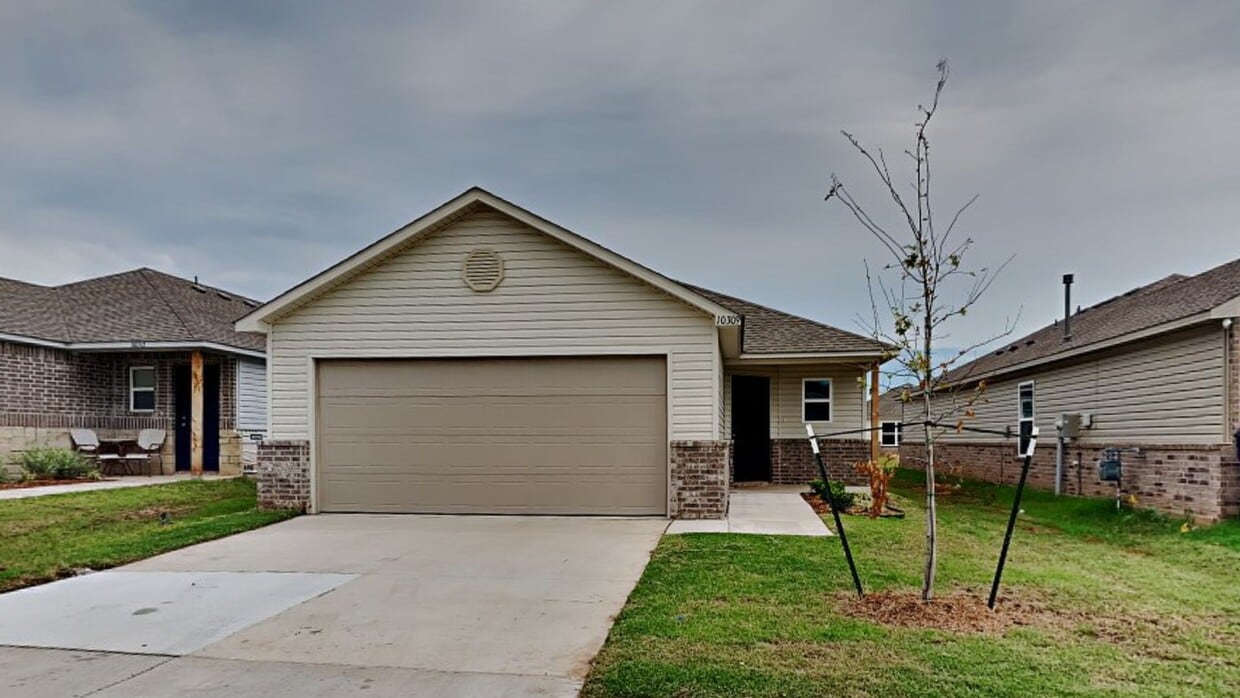 Primary Photo - Very Nice 4 Bedroom 2 Bath Home in Yukon S...