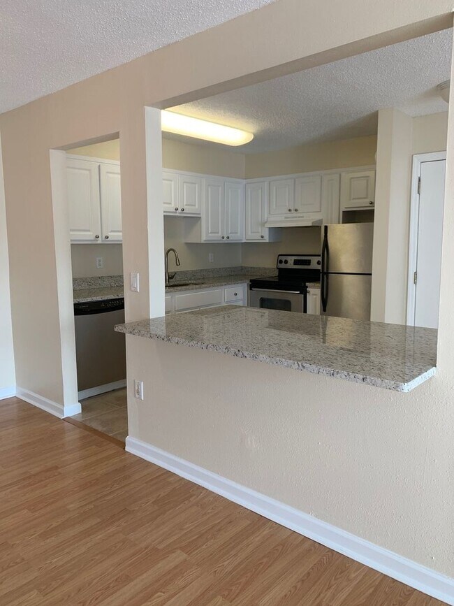 Foto del edificio - 2nd story, 2/1, updated unit on the Winter...
