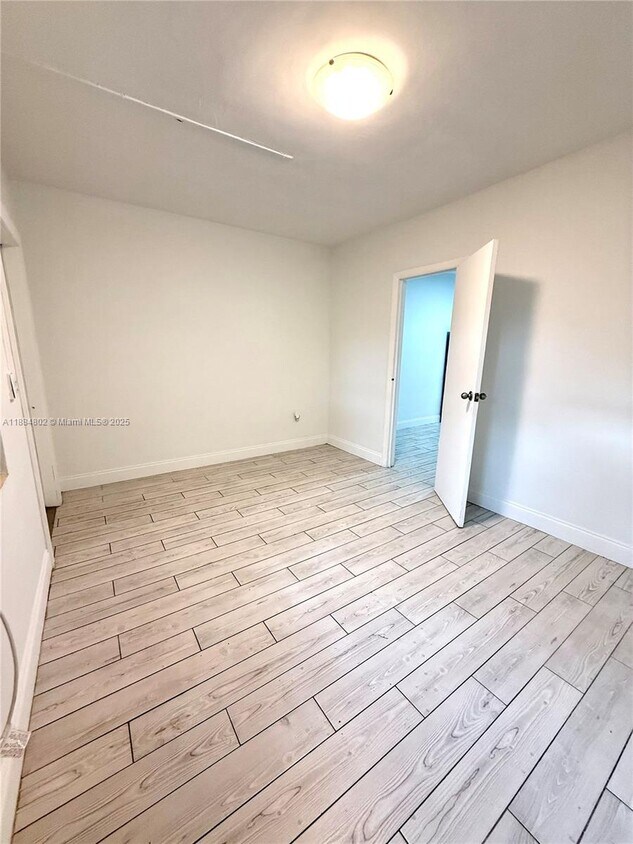 Foto principal - 669 NW 28th St