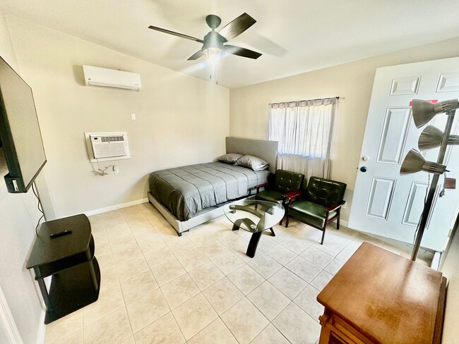 Building Photo - Fully Furnished Tower District Studio