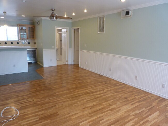 Building Photo - 4545 Vineland Ave