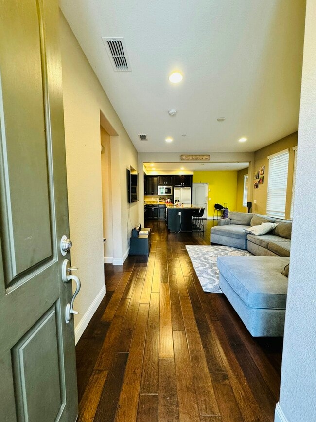 Building Photo - 3069 Vittoria Loop