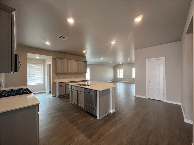 Building Photo - 2745 Dennis Dr