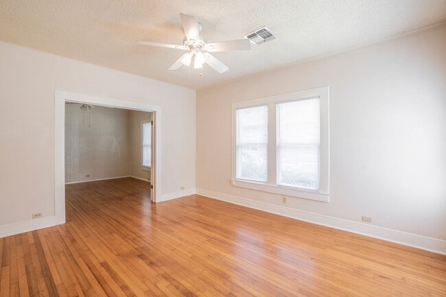 Building Photo - 2 Bed 1 Bath with Hardwood Floors and Natu...