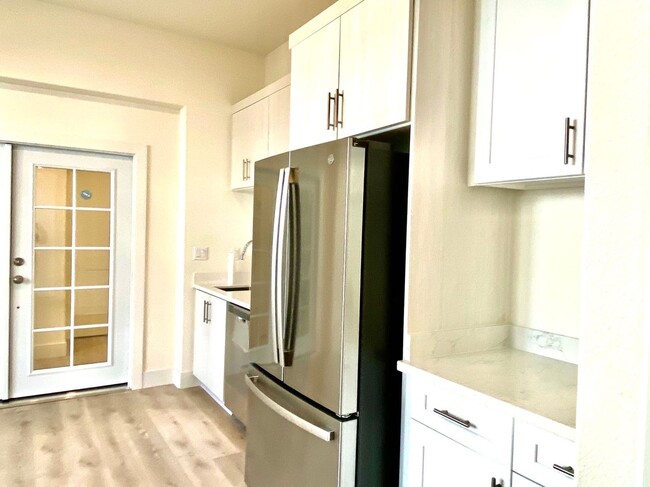 Foto del edificio - Room For Rent In Excellent Condo