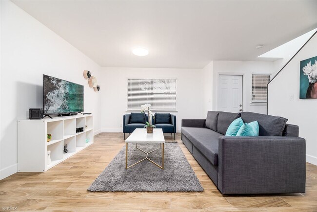 Building Photo - 2 br, 1.5 bath  - 3510 NW 91st Ave