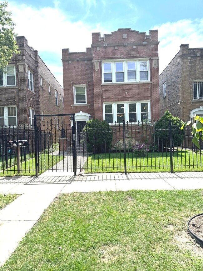 Building Photo - 4421 W Wrightwood Ave