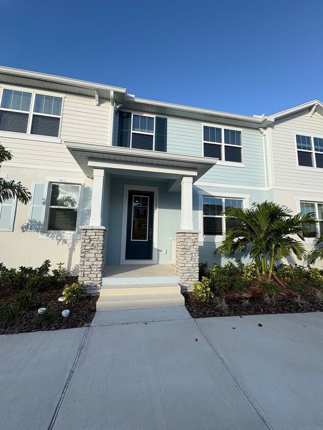 Foto principal - Modern 3-Bed, 3-Bath Townhome in Winter Sp...