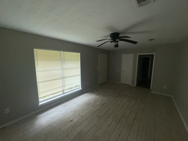 Building Photo - 130 E Woodcrest Dr