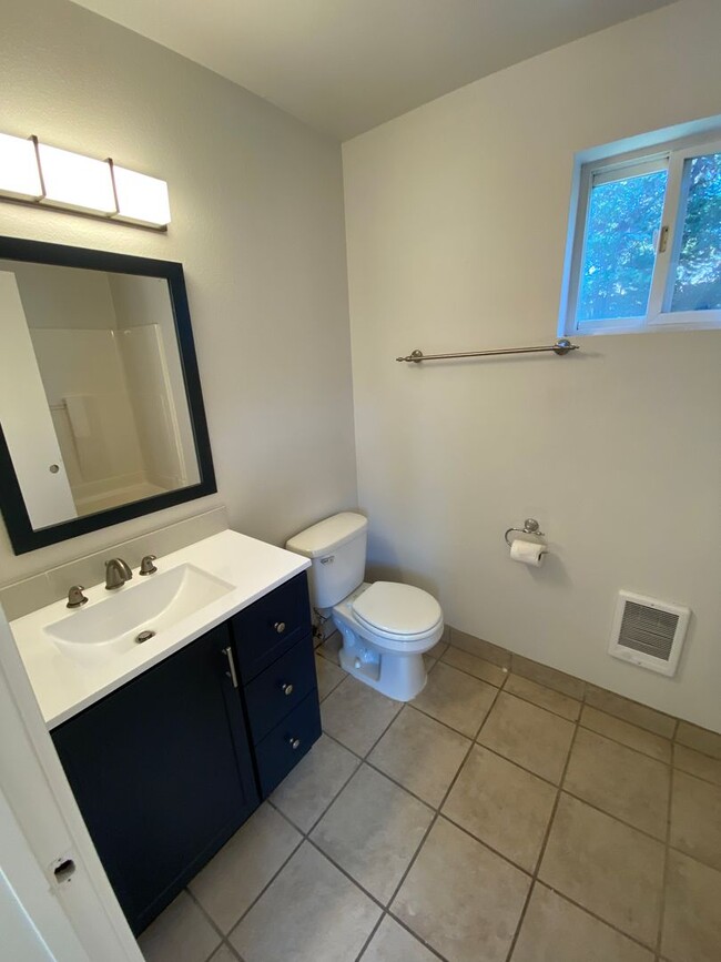 Building Photo - Newly Remodeled! Close to CWU 4 Rooms !! -...