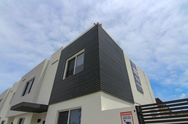 Building Photo - 170 NE 158th St